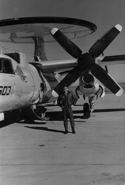 JMC 1986 - 3.JPG - NAS Fallon on an exercise next to an E-2 1986